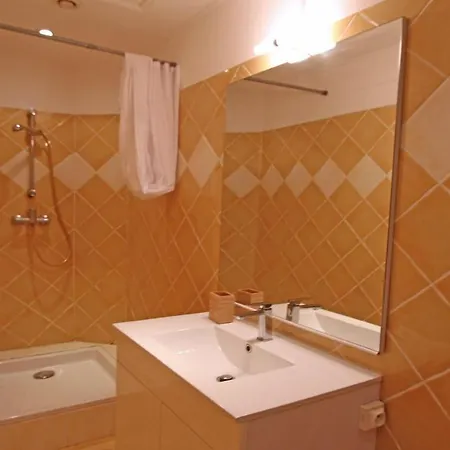 Apartment Spacieux Avec 3 Et Climatisation Au Coeur De - Pasteur *